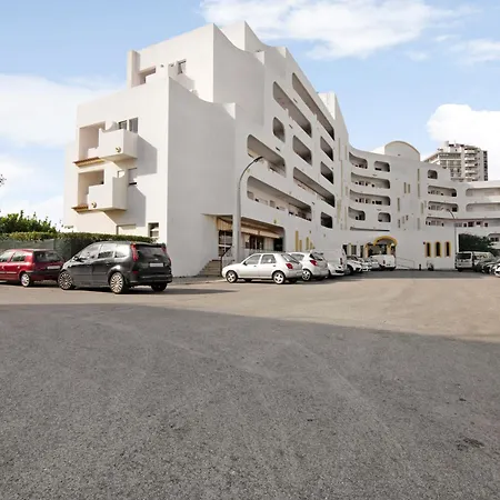 Apartament 104 *